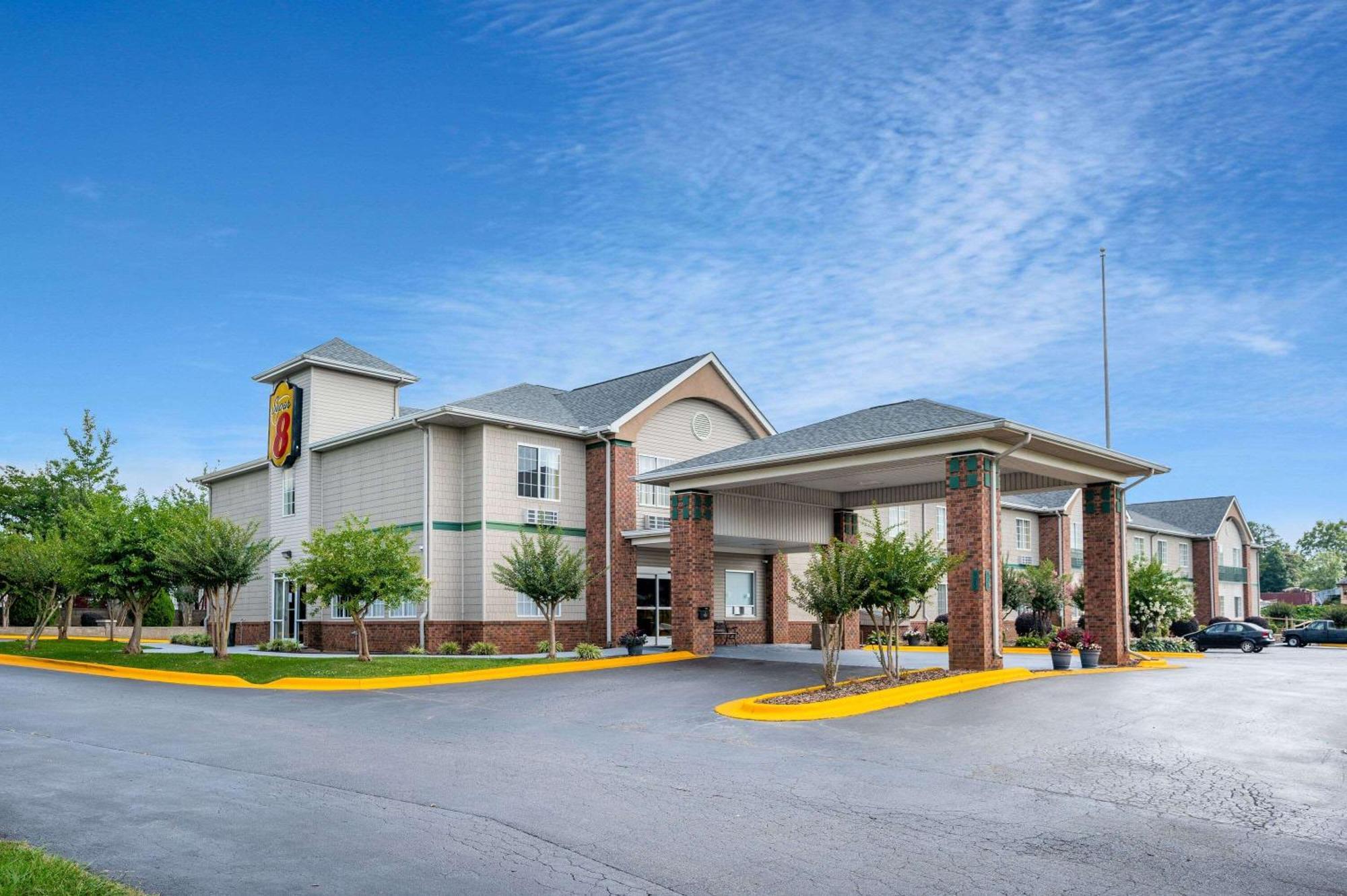 Hotel Super 8 By Wyndham Salisbury Exterior foto